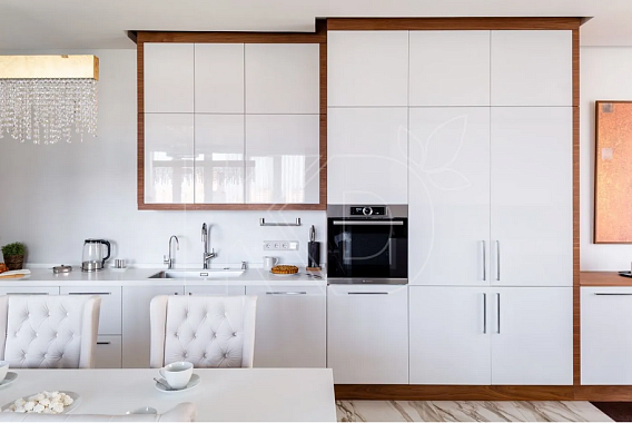 Современный дизайн белой кухни. Приобрести модные и стильные белые кухни предлагает фабрика «Кухонный двор». 